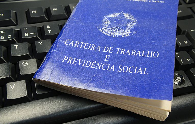 A mesma lei que suspendeu contratos na pandemia vai reduzir 13º salários