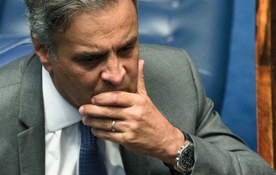 Advogados de Aécio o aconselham a renunciar