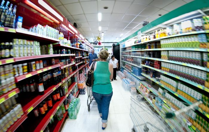 Alta de preços faz 7 a cada 10 brasileiros reduzirem compras de alimentos