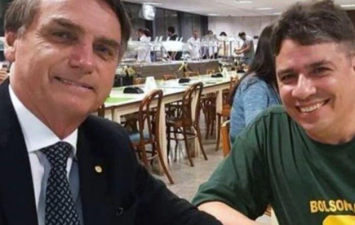 Amigos e parentes do alto escalão do governo são promovidos e triplicam salários