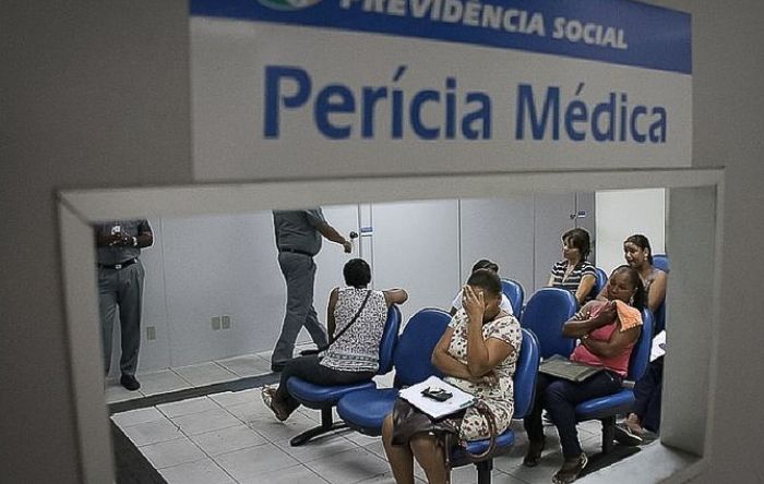 Ao invés de contratar médicos, governo vai conceder auxílio-doença sem perícia