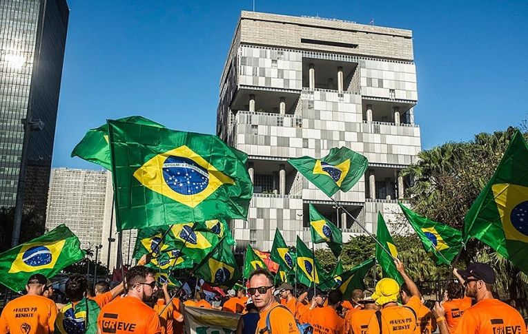 Após abertura de diálogo, petroleiros suspendem greve temporariamente