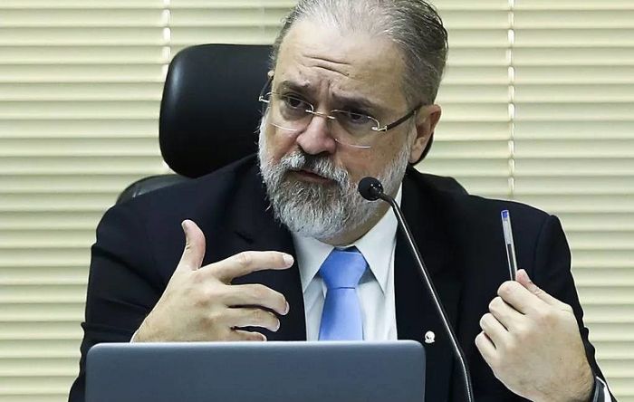 Aras descumpre prazos de processos e paralisa denúncias contra Bolsonaro, diz jornal