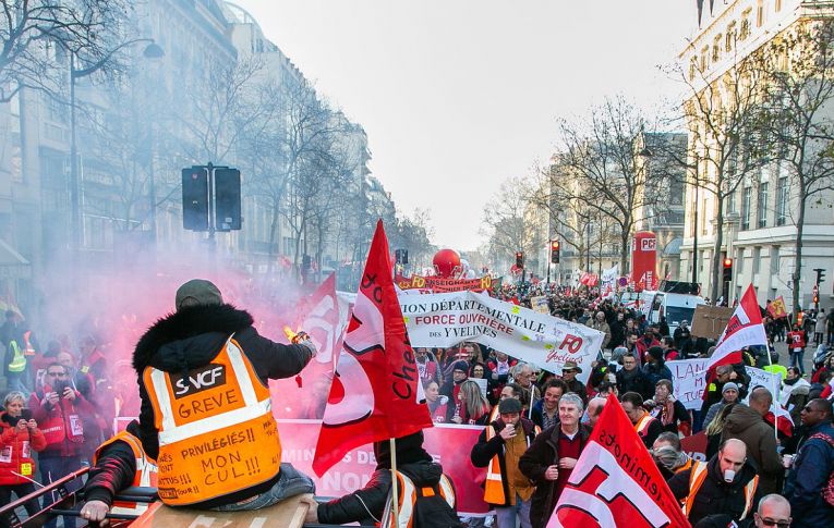 Ataque à Previdência move protestos e rejeição a governos no Chile e na França