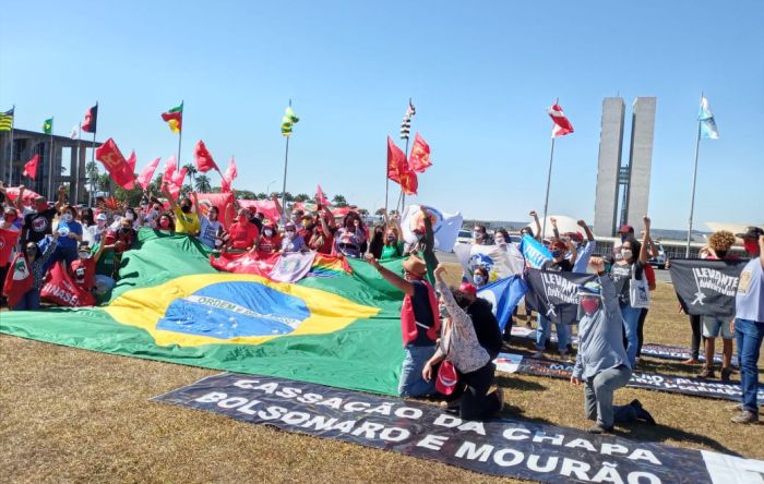 Ato em Brasília marca entrega de pedido de impeachment de Bolsonaro