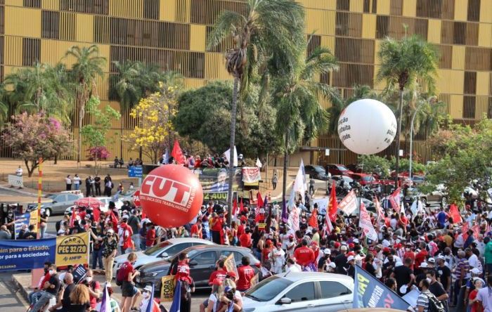 Ato em Brasília pressiona deputados para barrarem a reforma Administrativa