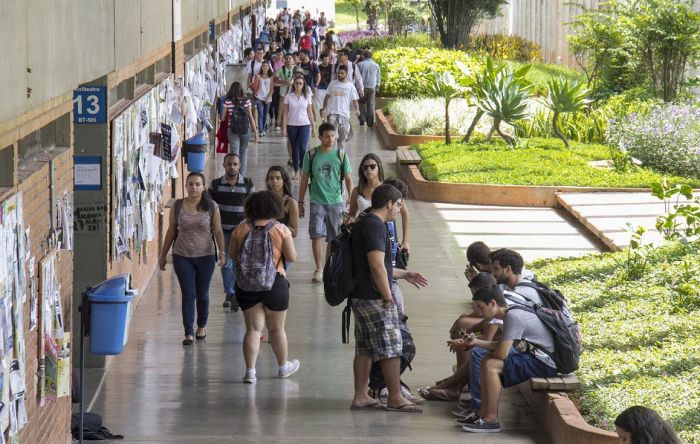 Austeridade fiscal e crise econômica pós-golpe afastam pobres das universidades