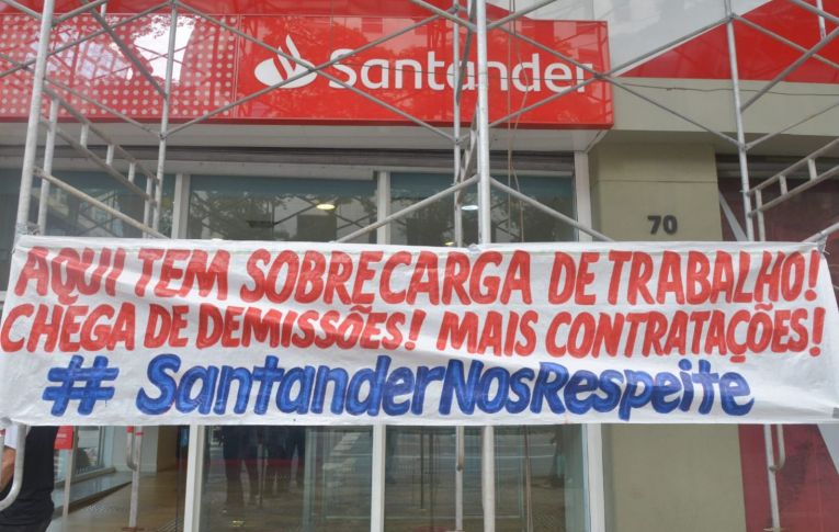 Bancários de todo o país protestam contra o Santander