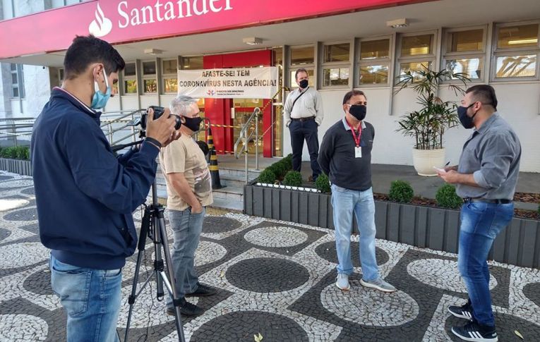 Bancários do Santander de Umuarama paralisam em protesto contra o assédio moral e a negligência do banco