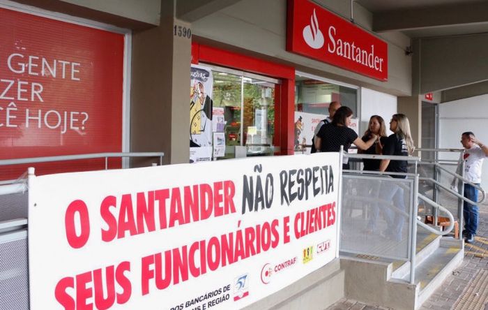 Bancários paralisam atividades para protestar contra desrespeito do Santander