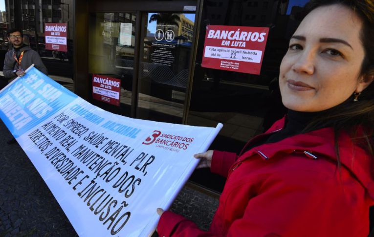 Bancários se manifestam nas ruas e vão às redes nesta terça (27)