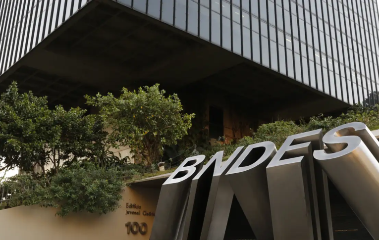 BNDES abre concurso com 150 vagas e salário de R$ 20,9 mil