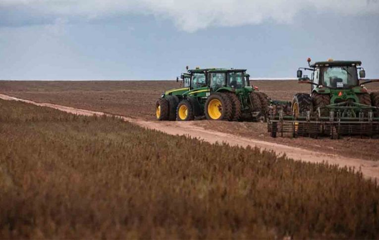 BNDES financia tratores para fazendeiros que desmatam a Amazônia