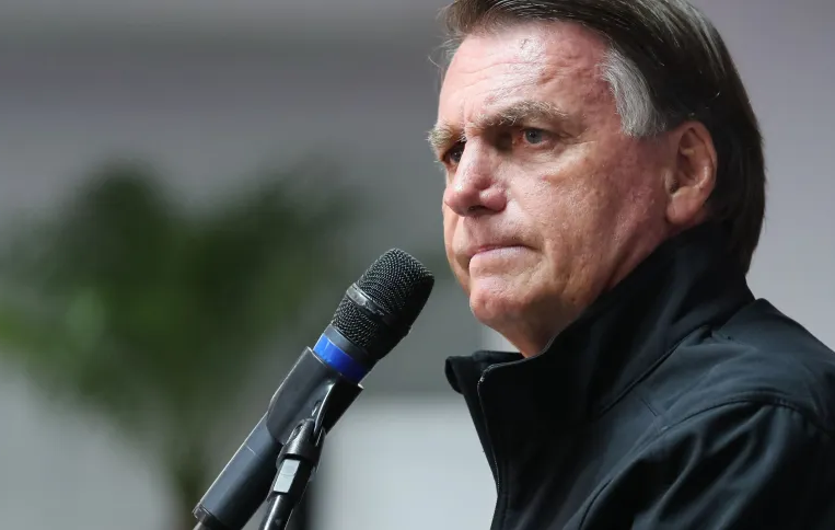 Bolsonaro envia projeto que desobriga uso de recursos do pré-sal para saúde e educação