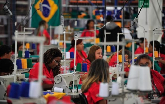 Bolsonaro quer mulheres trabalhando ainda mais para se aposentar ganhando menos