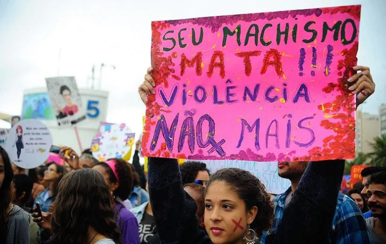 Brasil precisa encarar relação racial que a violência de gênero carrega, defendem militantes feministas