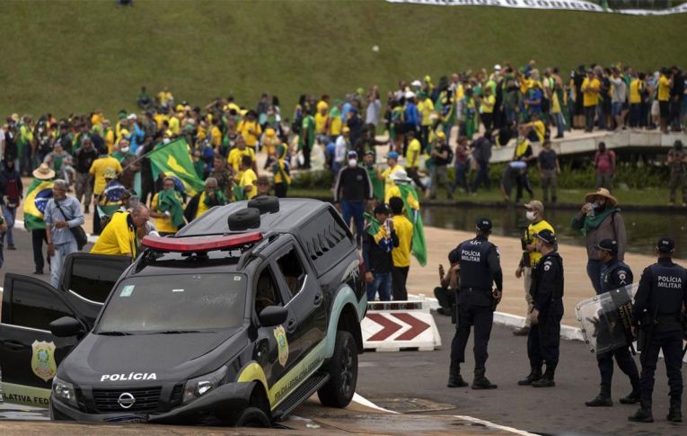 Brasileiros relembram ataques bolsonaristas de 8 de janeiro e cobram: ‘Sem anistia’