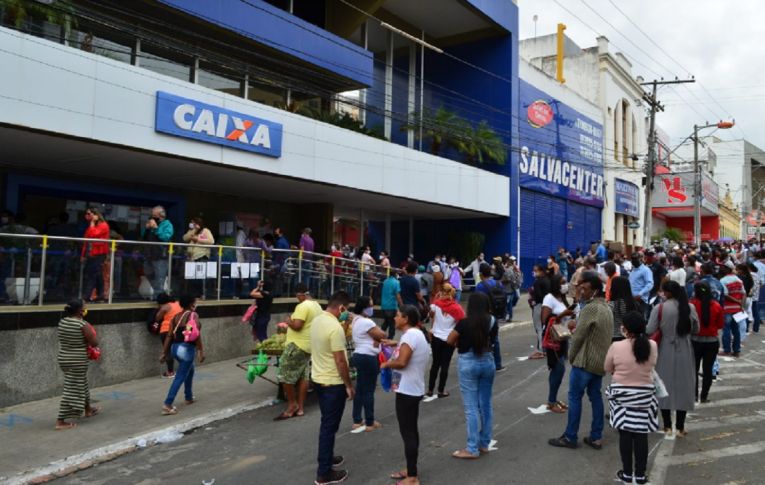 Caixa mantém aprovados em concurso na incerteza, empregados sob pressão e povo sofrendo nas filas