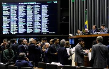 Câmara aprova projeto que tira parte do pré-sal da Petrobras