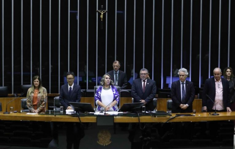 Câmara dos Deputados presta homenagem à Fenae