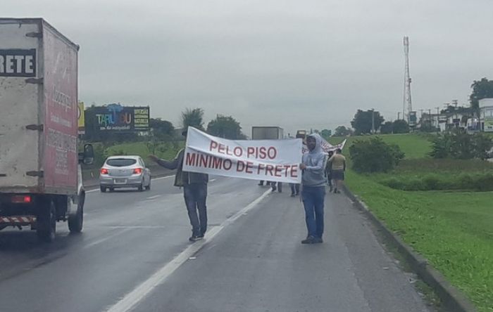 Caminhoneiros iniciam greve, mas não fazem bloqueios nas estradas