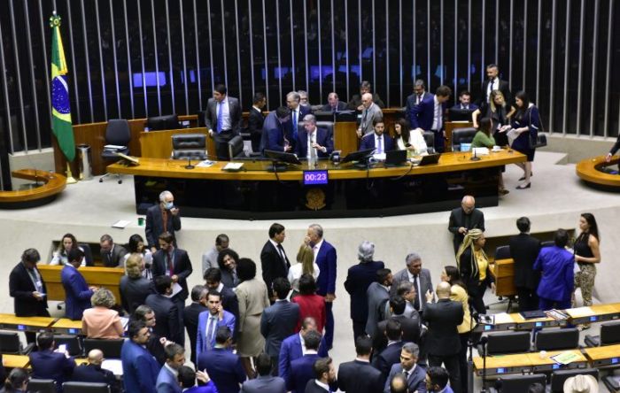 Centrais sindicais criticam suspensão de concursos públicos em nova regra fiscal