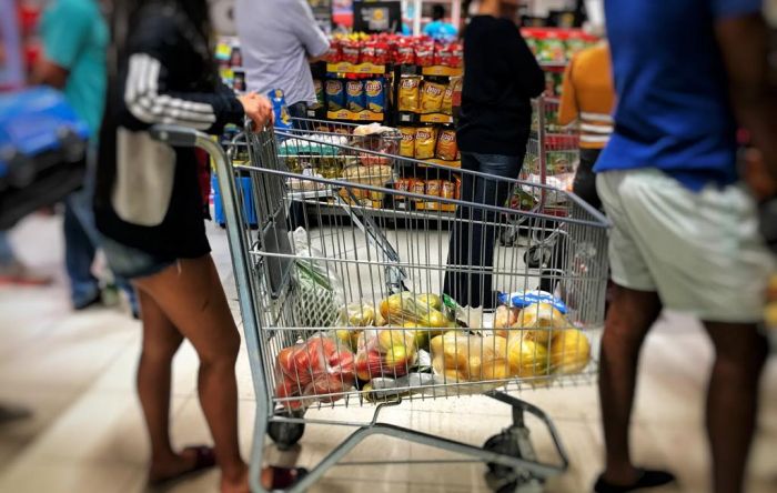 Classe média e pobres sentem disparada nos preços dos alimentos e reduzem consumo