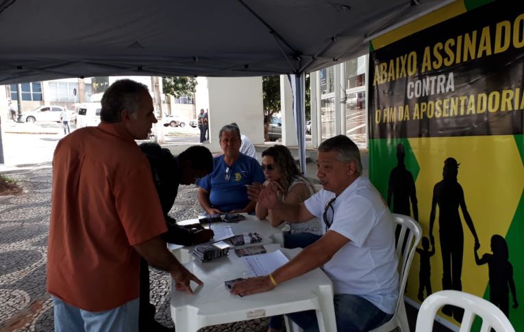 Coleta de assinaturas contra a Reforma da Previdência prossegue em Umuarama e em todo o Brasil