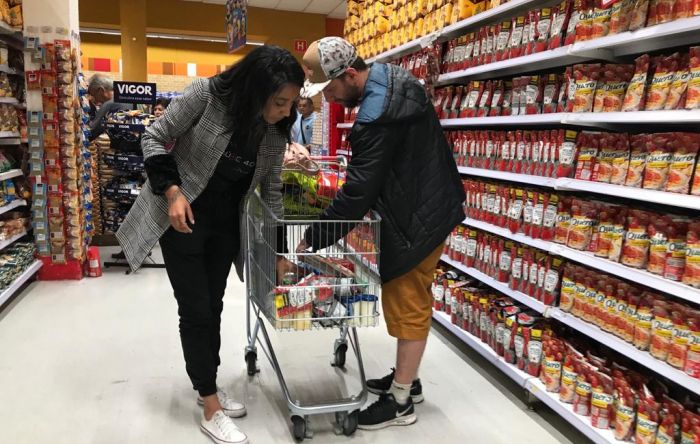 Com alta da inflação e sem auxílio, famílias cortam itens essenciais da alimentação