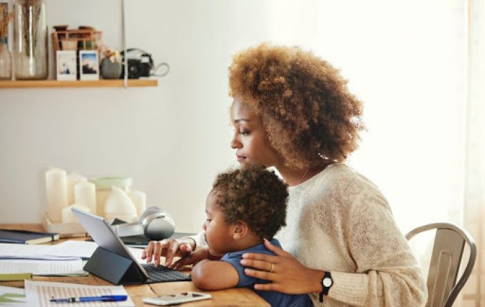 Com escolas fechadas, mães podem garantir na justiça a permanência do home office