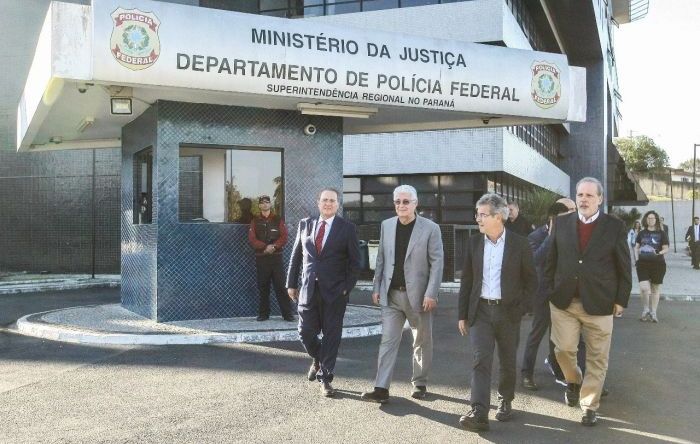 Comissão do Senado visita Lula e reafirma inocência do ex-presidente