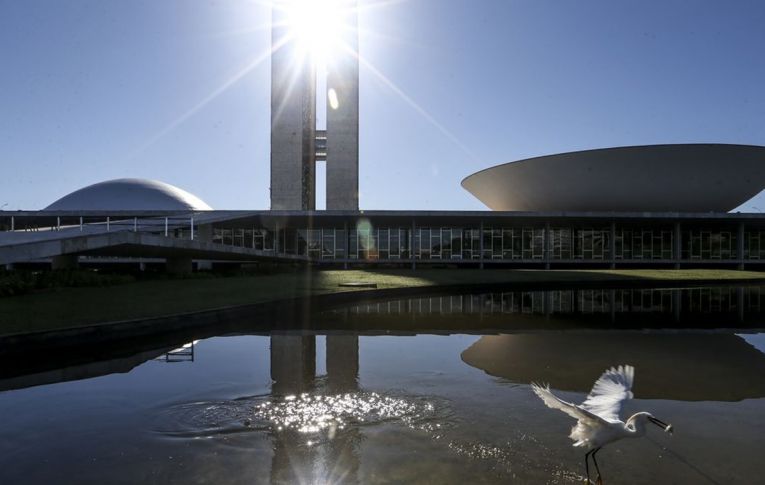 Congresso deve estar ao lado do Brasil, não dos super-ricos