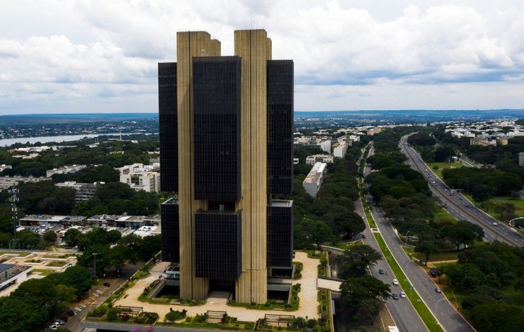 Copom interrompe sequência de cortes, mantém taxa de juros e aponta fim de auxílio