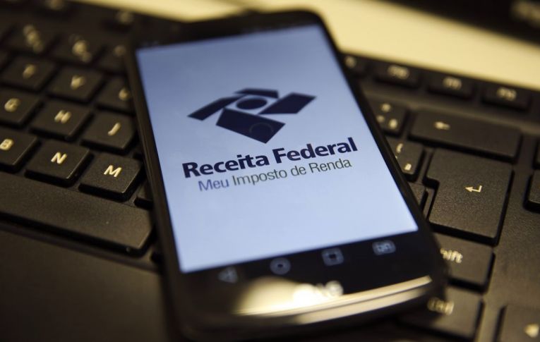 Correção da tabela do Imposto de Renda mantém defasagem, mas plano do governo isentaria 33 milhões de contribuintes