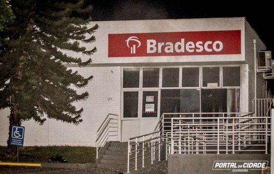 Criminosos fortemente armados assaltam agência do Bradesco e assustam moradores de Douradina