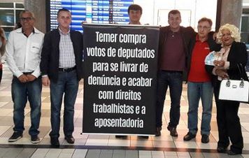 CUT-SP pressiona deputados no aeroporto por votos a favor da denúncia contra Temer