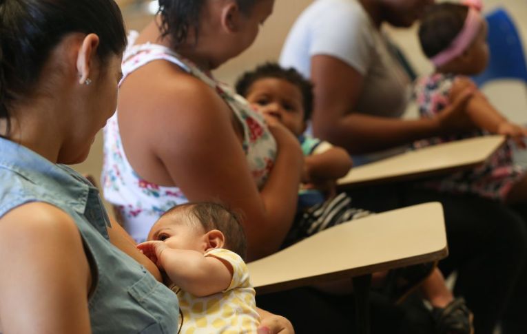 Desigualdades de gênero e raça sobrecarregam mulheres no cuida