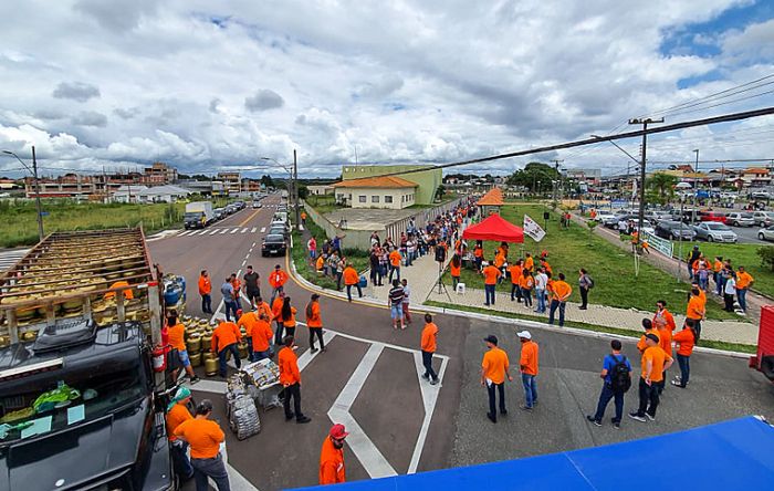 Em greve, petroleiros subsidiam venda de gasolina e gás de cozinha à população 