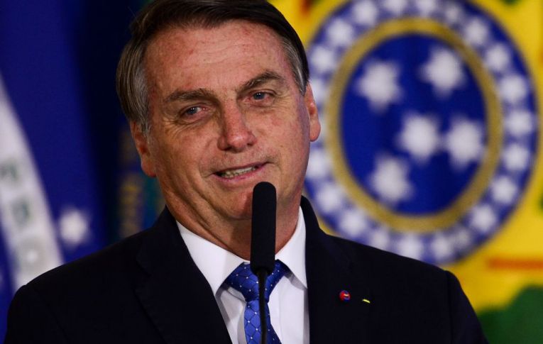 Em meio à segunda onda de Covid e à crise, Bolsonaro encerra auxílio emergencial