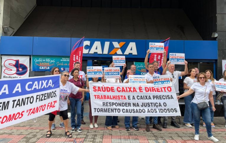 Empregados se manifestam em defesa do Saúde Caixa