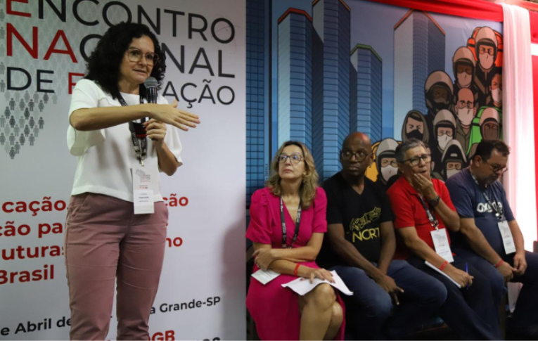 Enafor debate como evitar avanço do autoritarismo