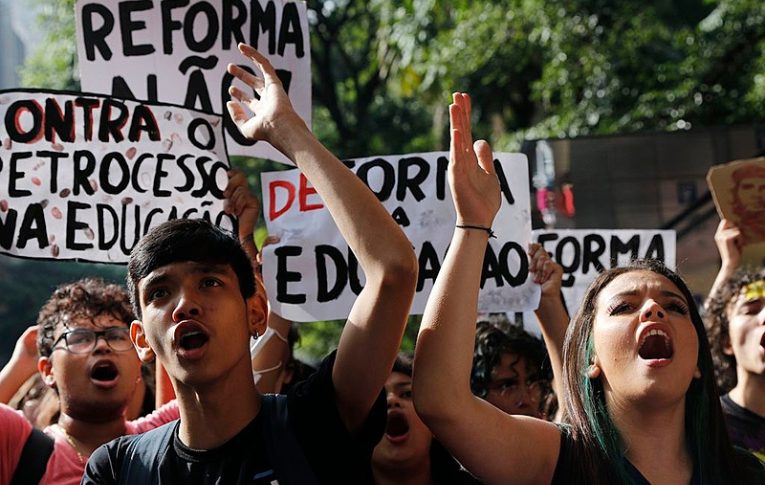 Entenda o que é o Novo Ensino Médio, alvo de protestos por revogação e tema polêmico no MEC