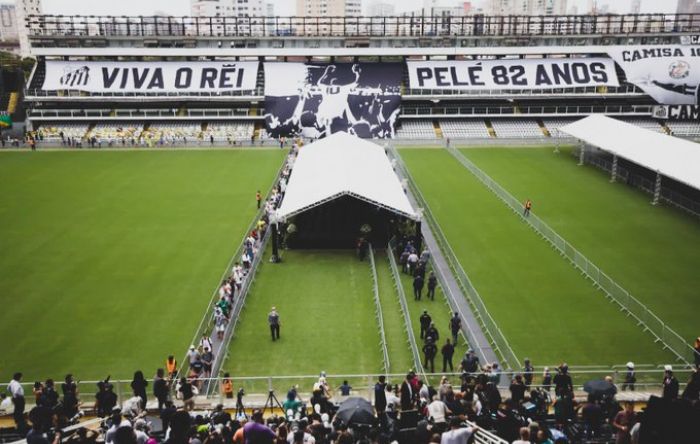 Fãs e torcedores começam a se despedir de Pelé, o Rei do futebol