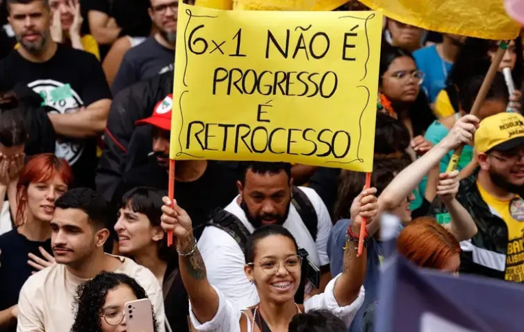 'Feliz Natal para quem?': trabalhadores vão às ruas nesta sexta (20) contra jornadas exaustivas de fim de ano; confira cidades