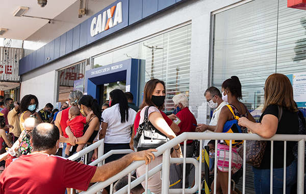 Filas acentuadas em agências refletem deficit de servidores, dizem dirigentes da Fenae e de Apcefs