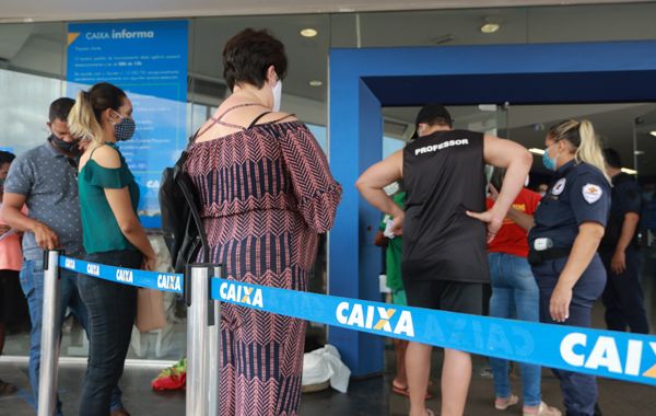 Filas reaparecem nas agências da Caixa e voltam a preocupar