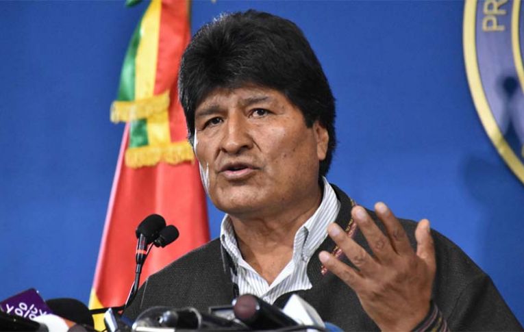 Forças Armadas na Bolívia se unem à oposição e Evo Morales renuncia. Golpe está consumado