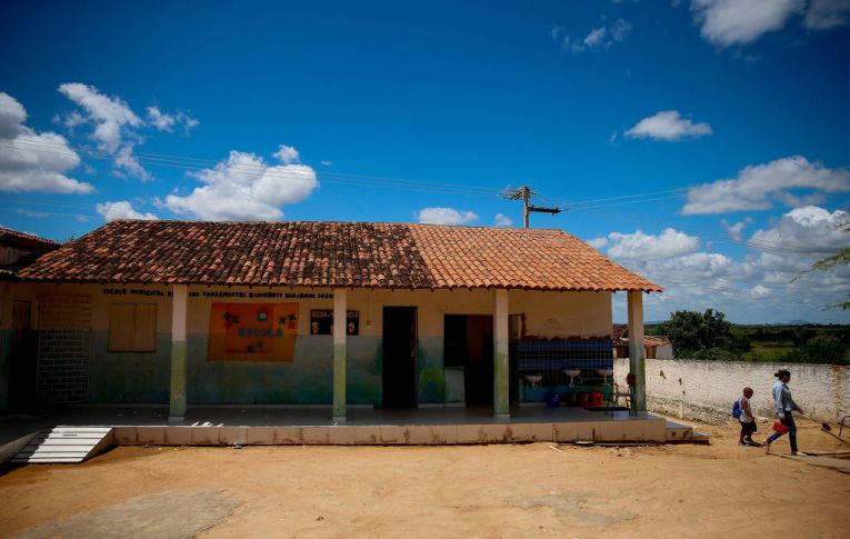 Governo Bolsonaro destina R$ 26 mi em kit robótica para escolas sem água e computador