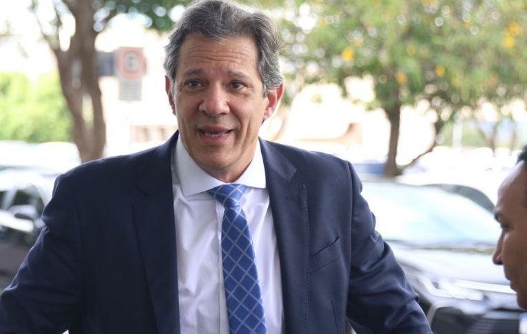 Haddad discute com bancos redução dos juros do cartão de crédito