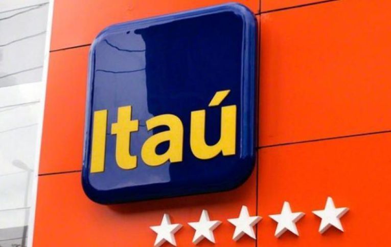 Itaú dá uma de Papai Noel às avessas e ataca direitos de funcionários